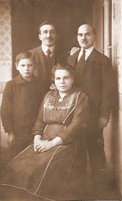 Metzlova Josefa a Svoboda Josef foto z Kollarovi 335 kolem 1920.jpg